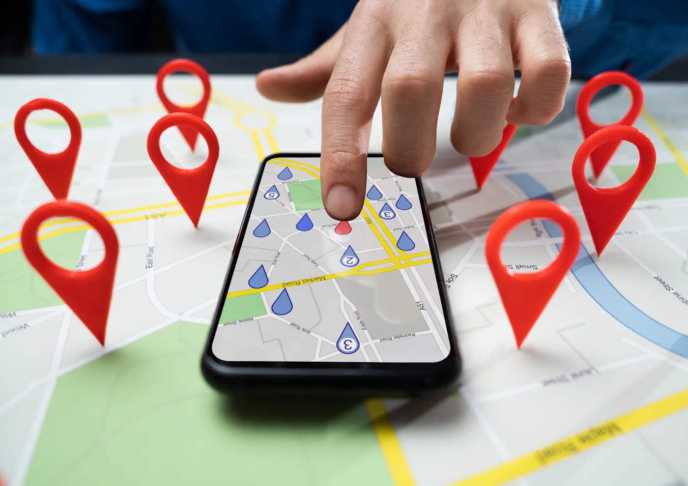 Eine Person bedient Google Maps an einem Smartphone als Teil der lokalen Suchmaschinenoptimierung für Makler.