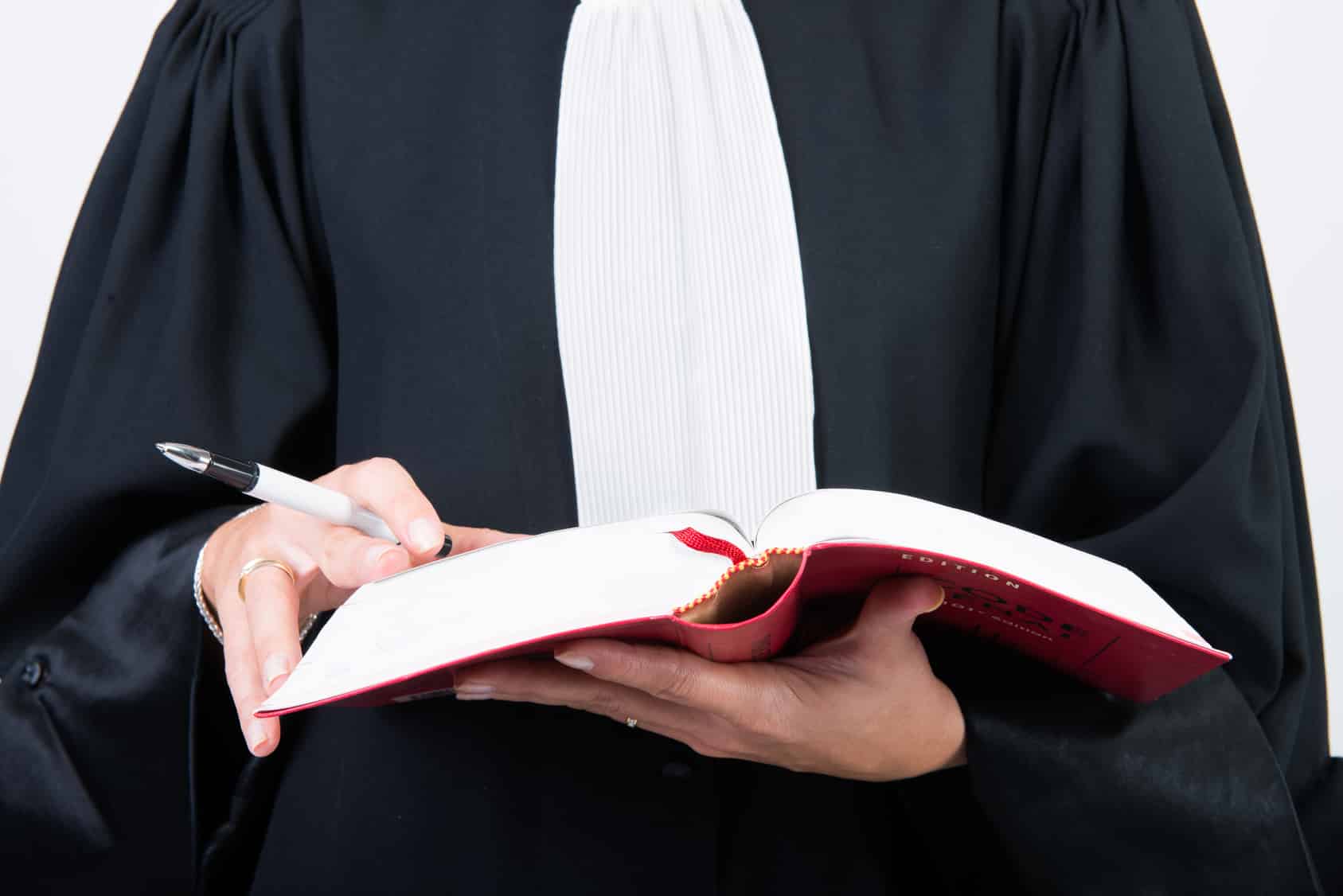 notaire semble signer un contrat de vente immobilier