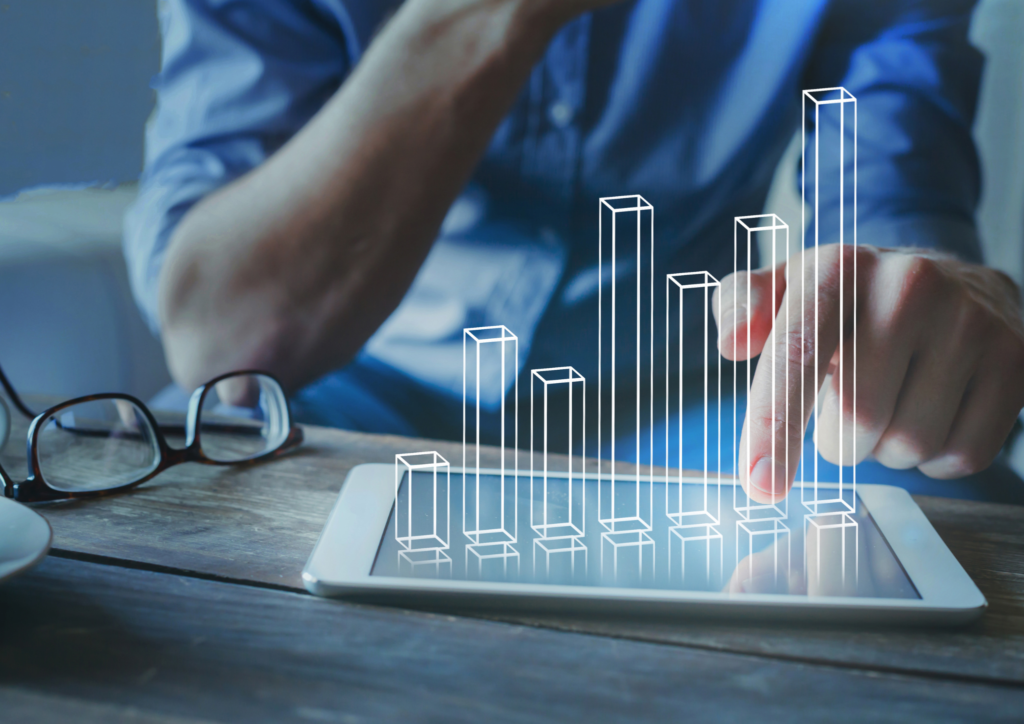 homme calculant taux de capitalisation sur tablette