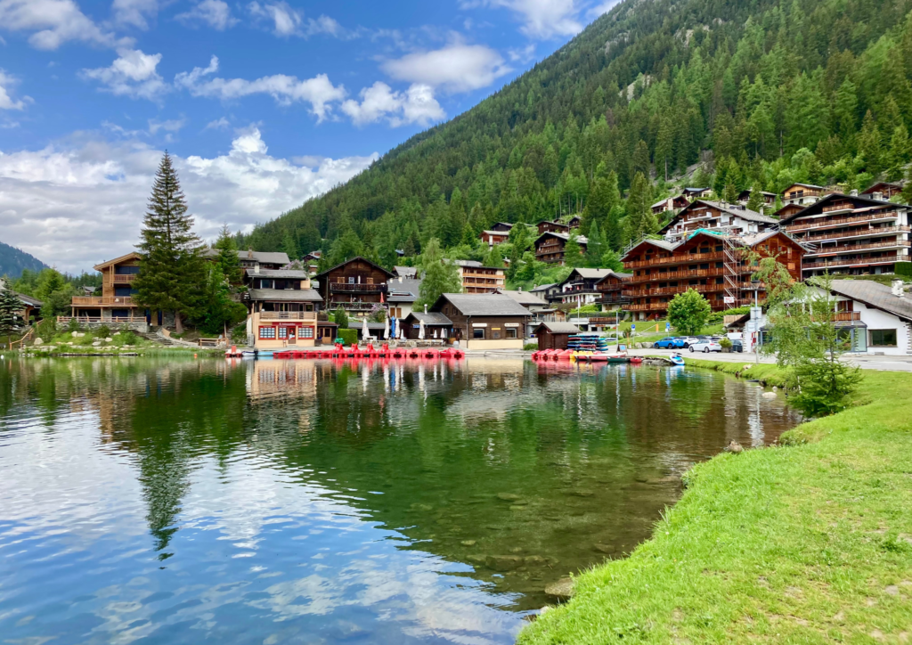 Paysage d'un village du canton de Valais