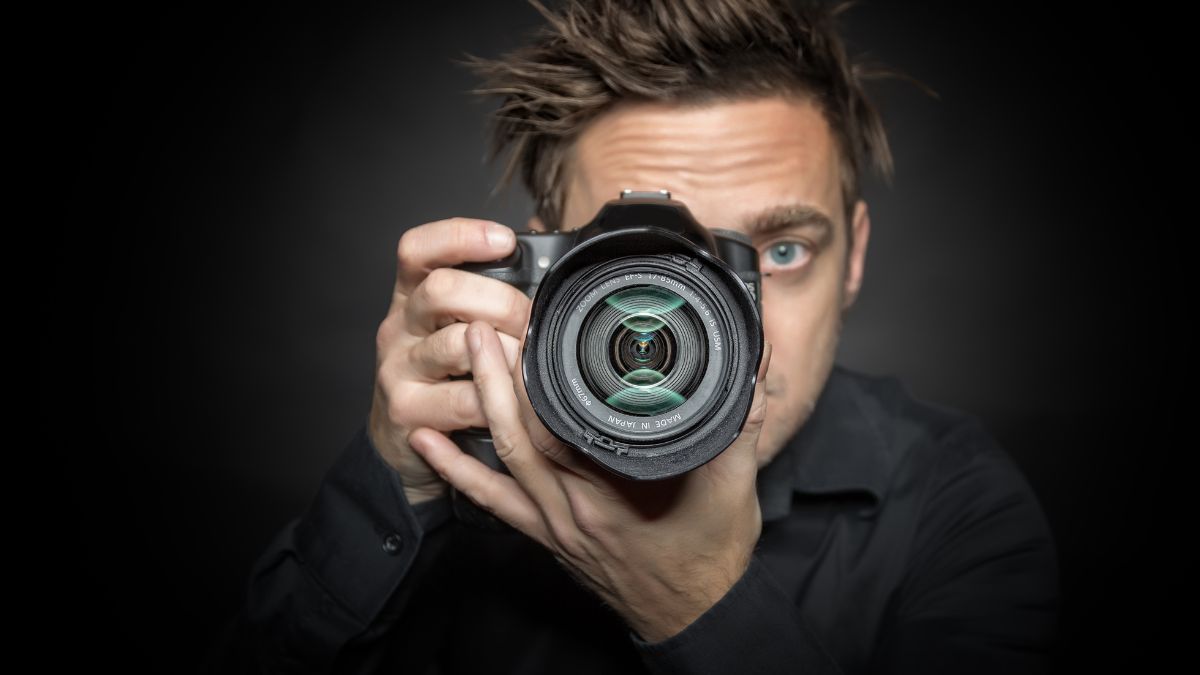 Professioneller Fotograf für den Verkauf einer Liegenschaft ist wichtig: Bild zeigt Fotografen mit Kamera im Vordergrund