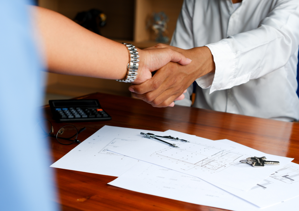 serrage de main entre deux individus qui semblent avoir conclu un contrat