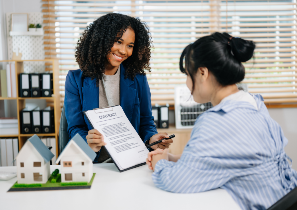 courtier en immobilier signe contrat